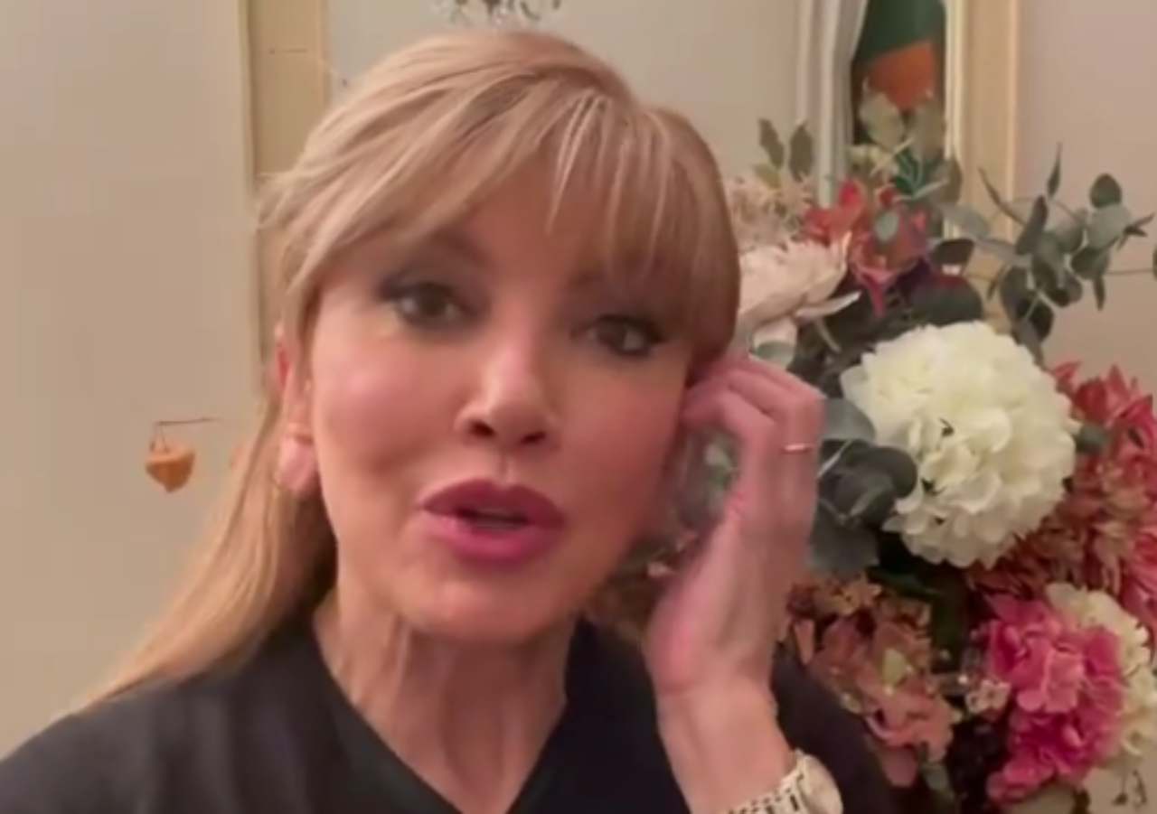 Milly Carlucci | Vip al naturale: come sono davvero le star senza trucco? | Limelight